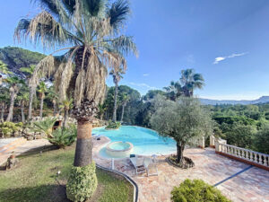 Superbe villa avec vue panoramique et piscine à débordement